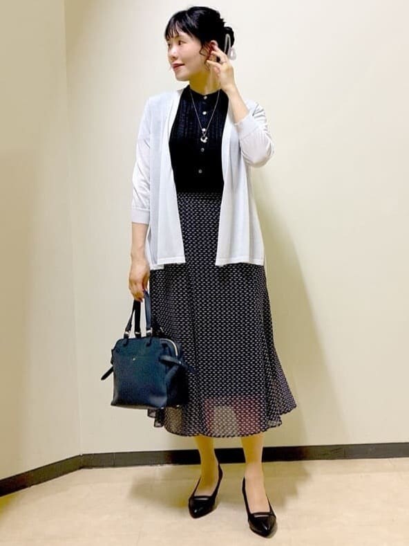 グレー系のカーディガン/ボレロ、ブラック系のシャツ/ブラウス、ブルー系のスカートを着用したレディースの夏コーディネートの8枚目の写真