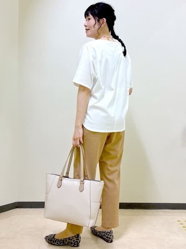 ベージュ系のテーラードジャケット、ホワイト系のTシャツ/カットソー、イエロー系のその他パンツを着用したレディースの秋コーディネートの9枚目の写真