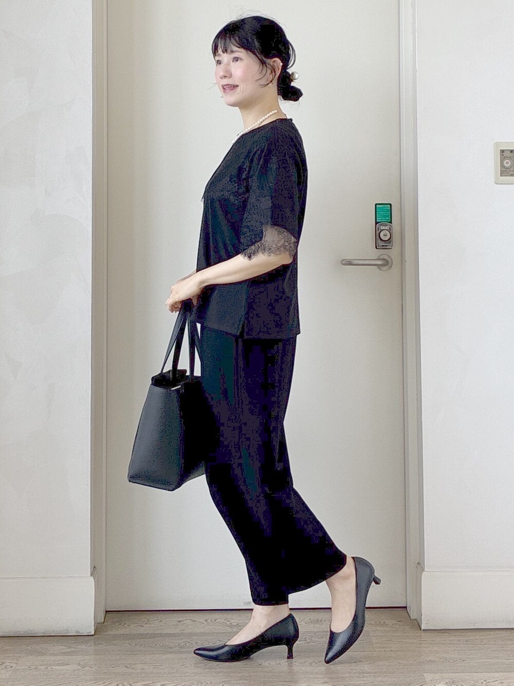 ブラック系のTシャツ/カットソー、ブラック系のその他パンツ、ブラック系のトートバッグを着用したレディースの夏コーディネートの2枚目の写真