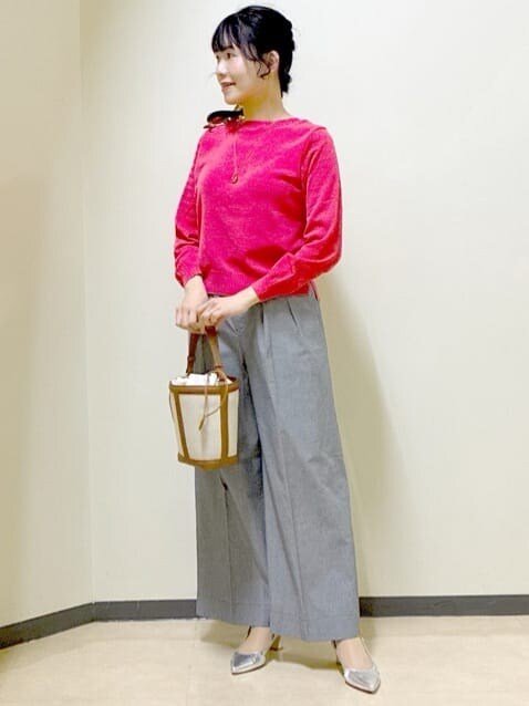 ブラック系のその他パンツ、ブラック系のステンカラーコート、ピンク系のニット/セーターを着用したレディースの冬コーディネートの6枚目の写真