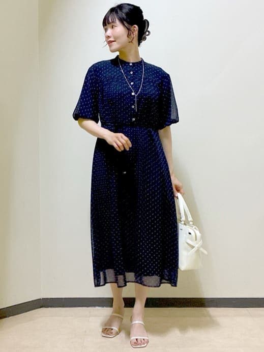 ブルー系のワンピース、グレー系のカーディガン/ボレロ、ホワイト系のトートバッグを着用したレディースの夏コーディネートの7枚目の写真
