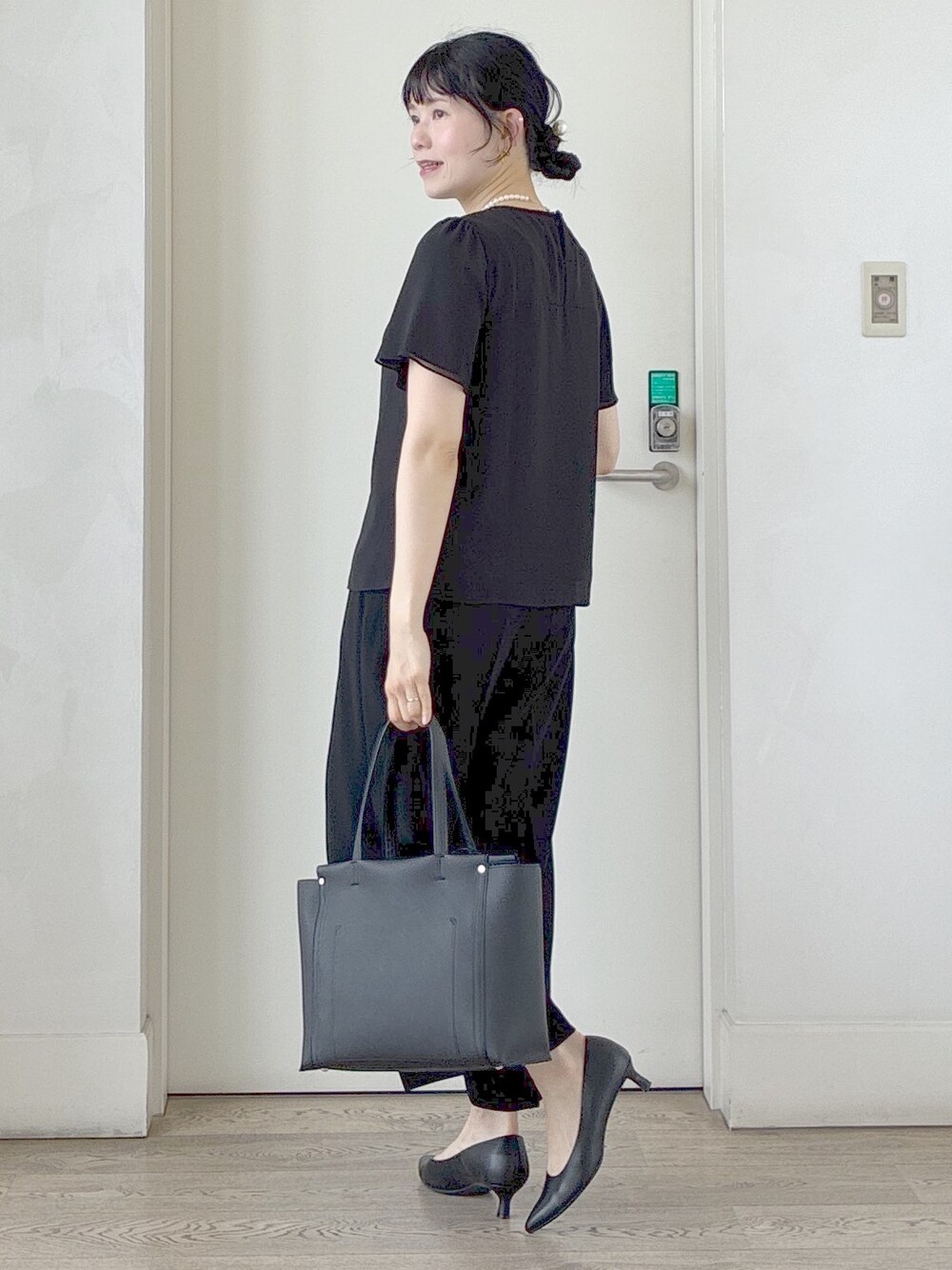 ブラック系のシャツ/ブラウス、ブラック系のその他パンツ、グレー系のテーラードジャケットを着用したレディースの夏コーディネートの4枚目の写真