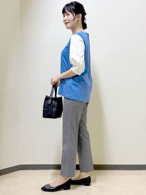 ブルー系のTシャツ/カットソー、ブラック系のその他パンツ、ブラック系のカーディガン/ボレロを着用したレディースの秋コーディネートの2枚目の写真
