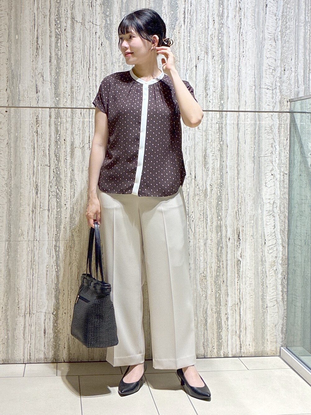 ブラウン系のシャツ/ブラウス、ベージュ系のその他パンツ、ブラック系のトートバッグを着用したレディースの夏コーディネートの6枚目の写真