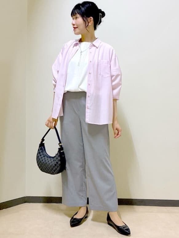 ピンク系のシャツ/ブラウス、ホワイト系のTシャツ/カットソー、グレー系のその他パンツを着用したレディースの夏コーディネートの6枚目の写真