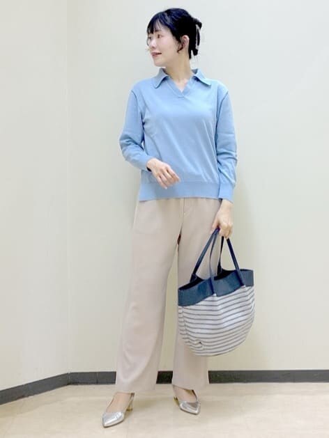 ベージュ系のその他パンツ、ブルー系のブルゾン、ブルー系のニット/セーターを着用したレディースの春コーディネートの8枚目の写真