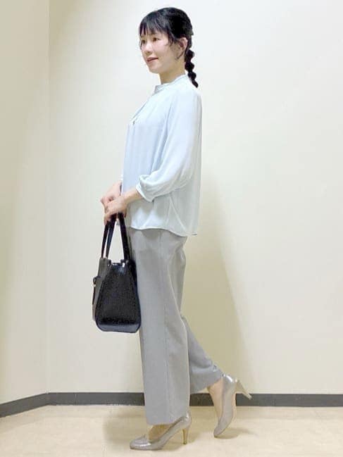 グレー系のその他パンツ、ブルー系のシャツ/ブラウス、ブルー系のテーラードジャケットを着用したレディースの春コーディネートの2枚目の写真