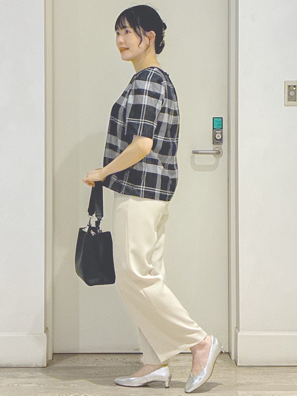 ベージュ系のその他パンツ、ブラック系のトートバッグ、ブルー系のネックレスを着用したレディースの夏コーディネートの2枚目の写真
