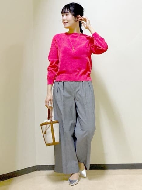 ブラック系のその他パンツ、ブラック系のステンカラーコート、ピンク系のニット/セーターを着用したレディースの冬コーディネートの7枚目の写真