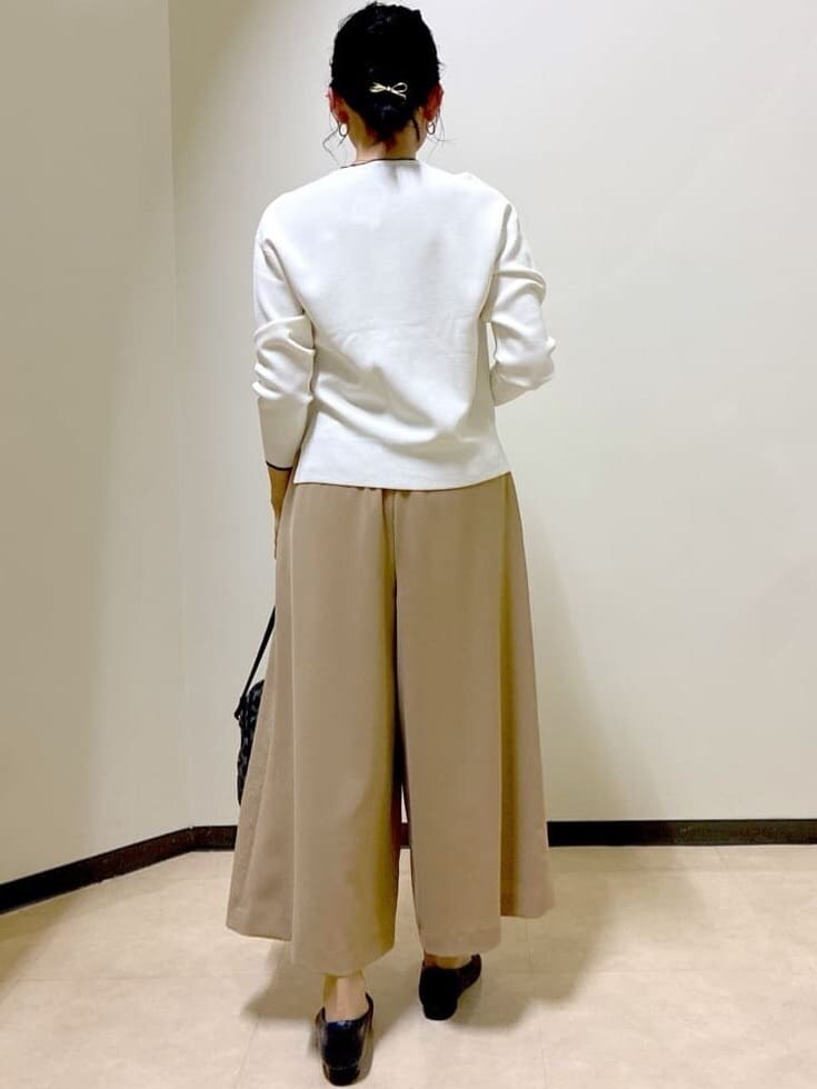 ホワイト系のニット/セーター、イエロー系のその他パンツ、ブルー系のショルダーバッグを着用したレディースの春コーディネートの3枚目の写真