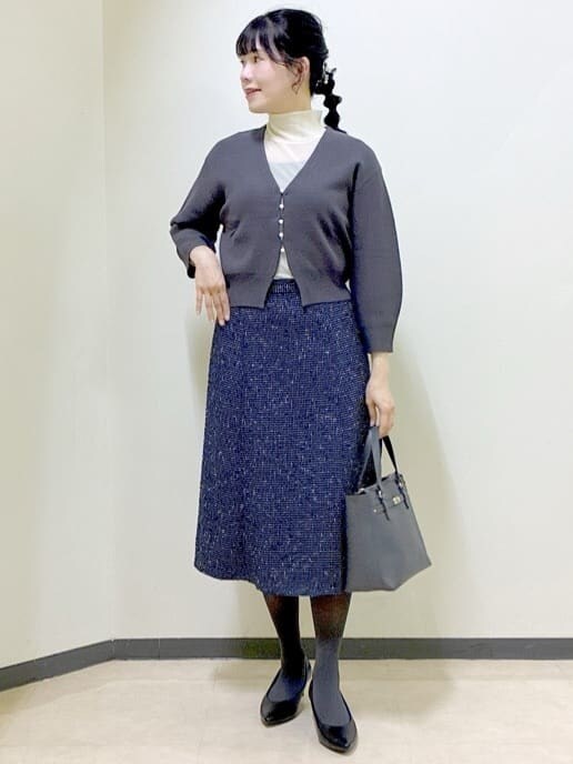 グレー系のカーディガン/ボレロ、ブラック系のタンクトップ、ホワイト系のTシャツ/カットソーを着用したレディースの冬コーディネートの9枚目の写真