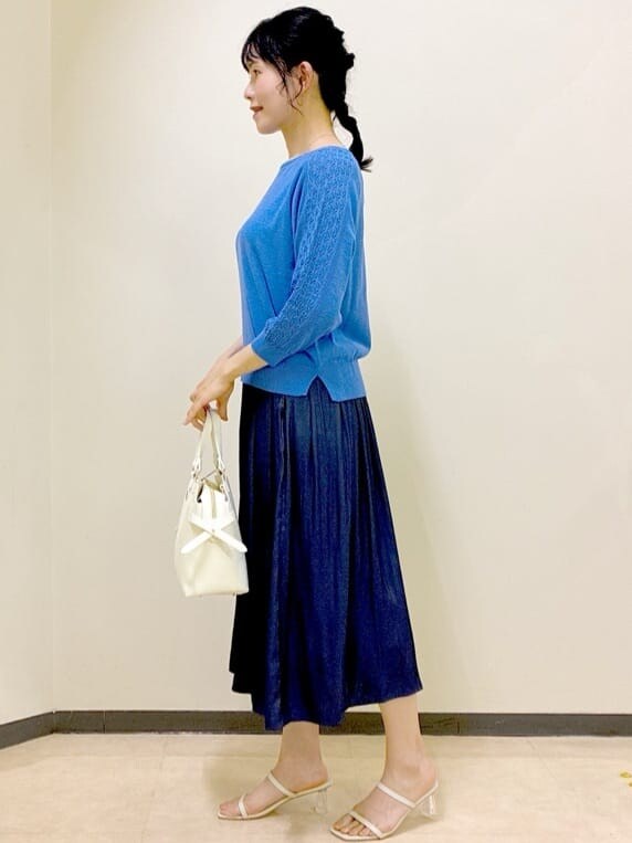ブルー系のニット/セーター、ブルー系のその他パンツ、グレー系のニット/セーターを着用したレディースの夏コーディネートの2枚目の写真