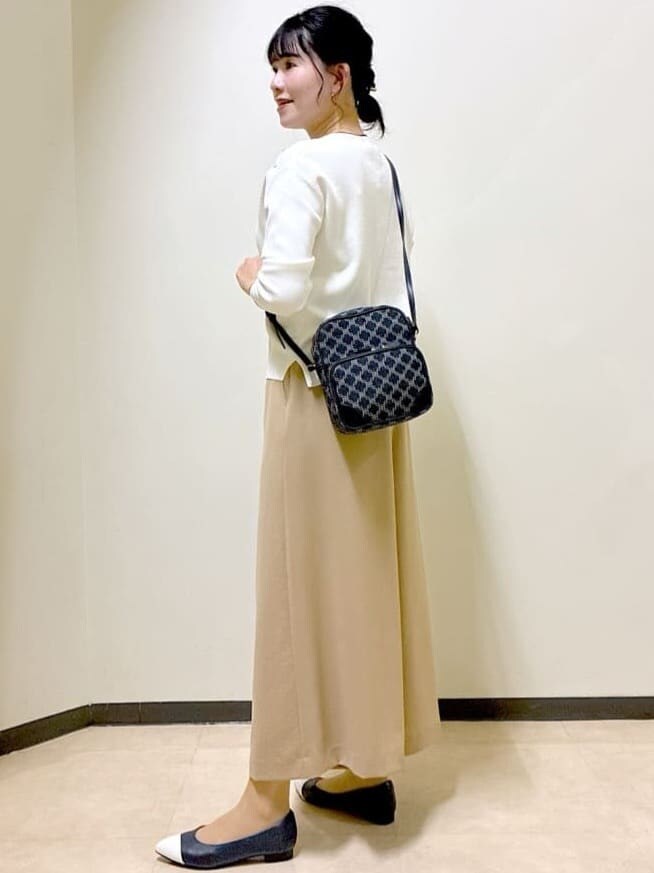 ホワイト系のニット/セーター、イエロー系のその他パンツ、ブルー系のショルダーバッグを着用したレディースの春コーディネートの5枚目の写真