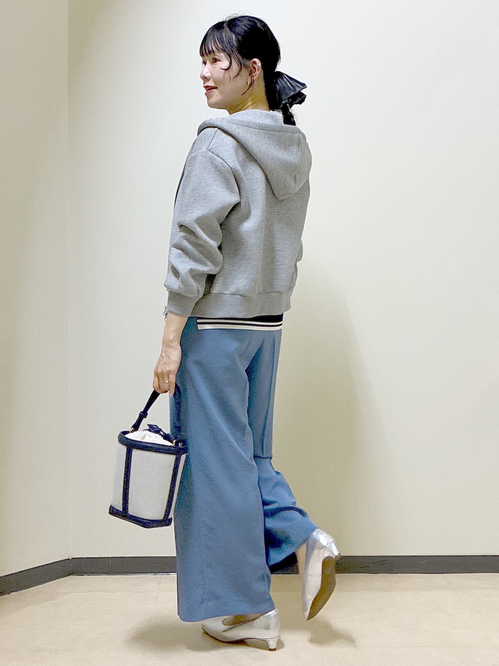 ベージュ系のノーカラージャケット、ブルー系のその他パンツ、ブルー系のニット/セーターを着用したレディースの春コーディネートの4枚目の写真