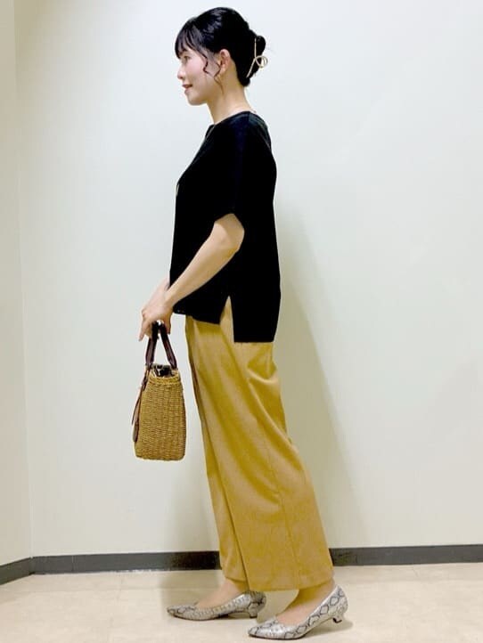 ブラック系のTシャツ/カットソー、イエロー系のその他パンツ、グレー系のその他パンツを着用したレディースの夏コーディネートの2枚目の写真