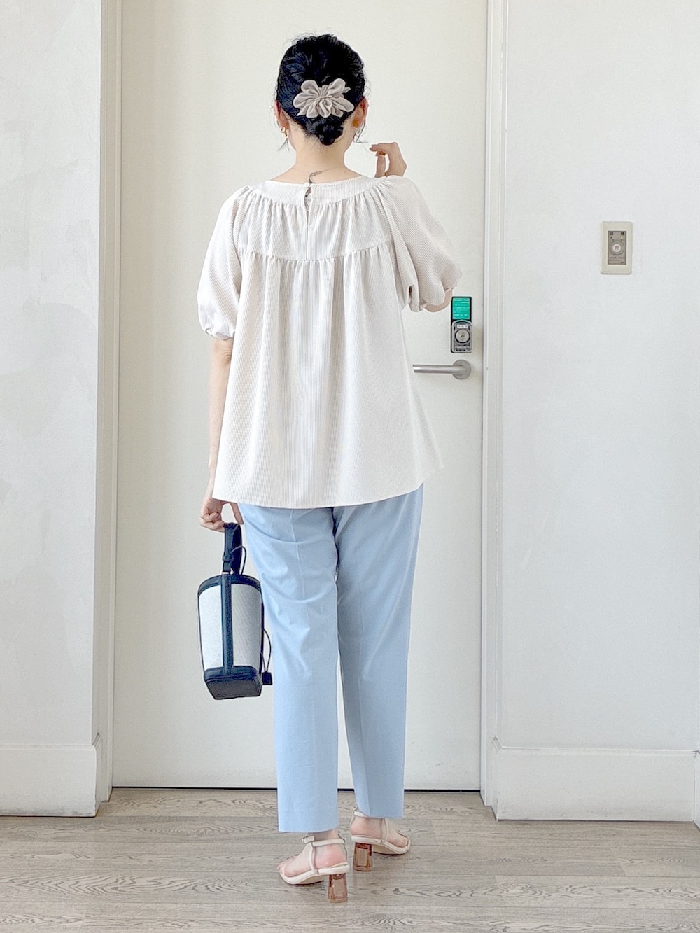 ベージュ系のシャツ/ブラウス、ブラック系のタンクトップ、ブルー系のその他パンツを着用したレディースの夏コーディネートの3枚目の写真