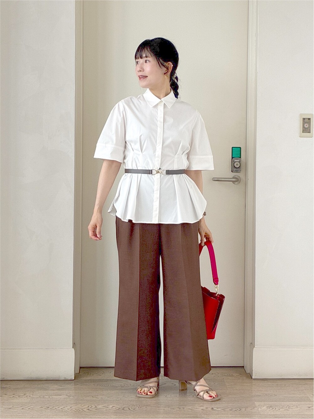 ホワイト系のシャツ/ブラウス、ブラウン系のその他パンツ、レッド系のトートバッグを着用したレディースの秋コーディネートの5枚目の写真