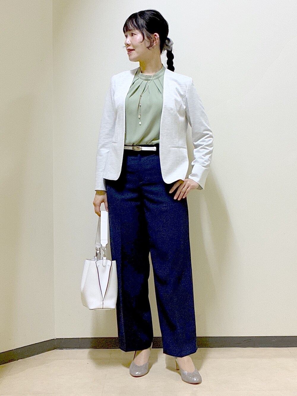 グリーン系のシャツ/ブラウス、グレー系のノーカラージャケット、ブルー系のその他パンツを着用したレディースの春コーディネートの10枚目の写真