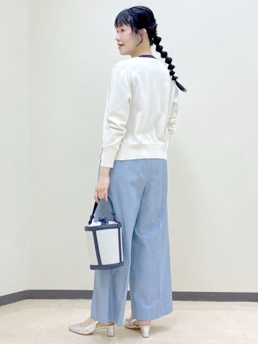 ホワイト系のシャツ/ブラウス、ブラック系のTシャツ/カットソー、ブルー系のその他パンツを着用したレディースの春コーディネートの4枚目の写真