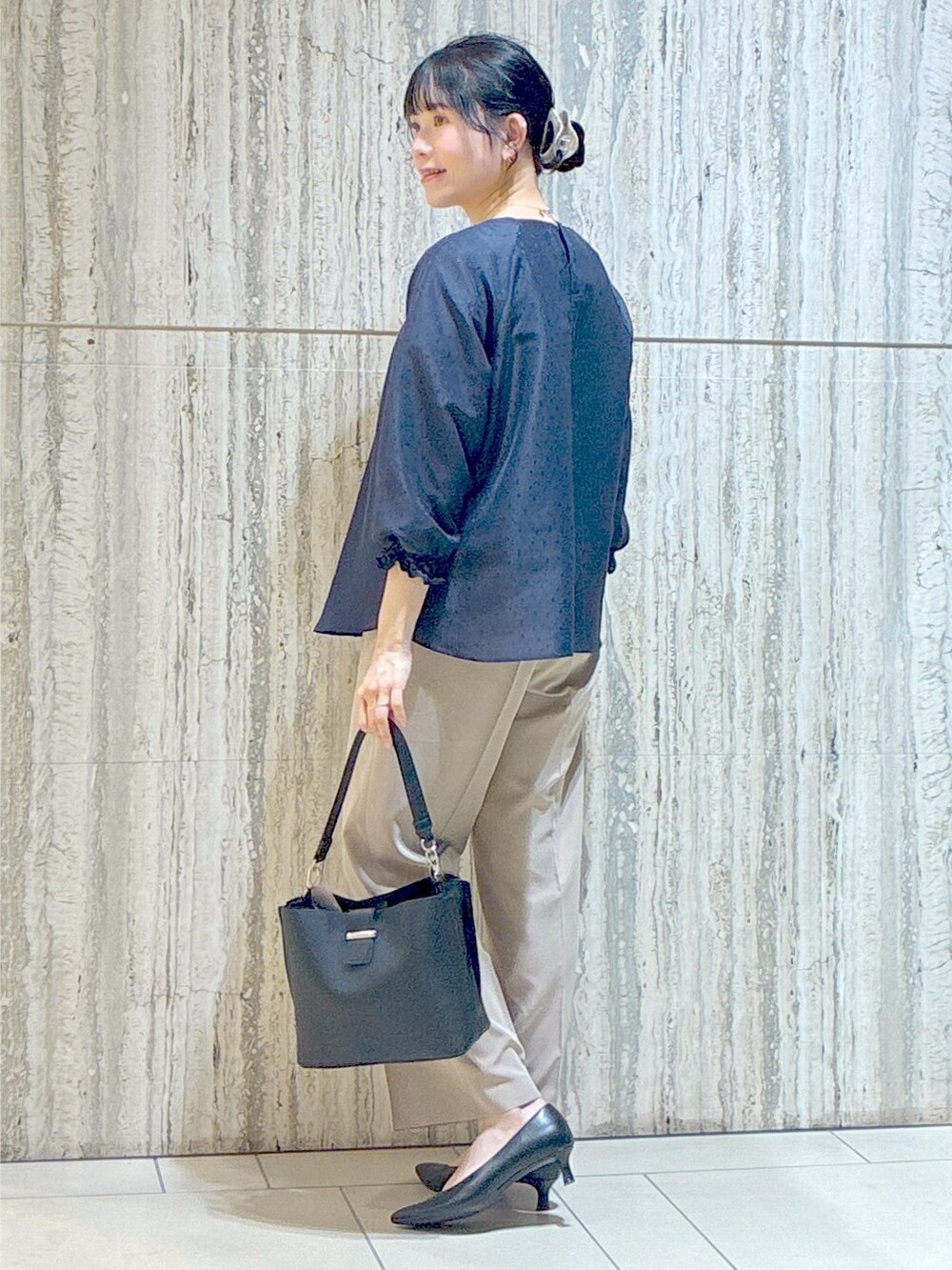 ブルー系のシャツ/ブラウス、ベージュ系のその他パンツ、ブラック系のブルゾンを着用したレディースの秋コーディネートの4枚目の写真