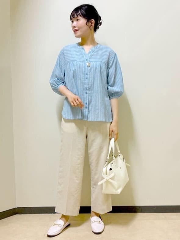 ブルー系のシャツ/ブラウス、ベージュ系のその他パンツ、ホワイト系のTシャツ/カットソーを着用したレディースの夏コーディネートの7枚目の写真