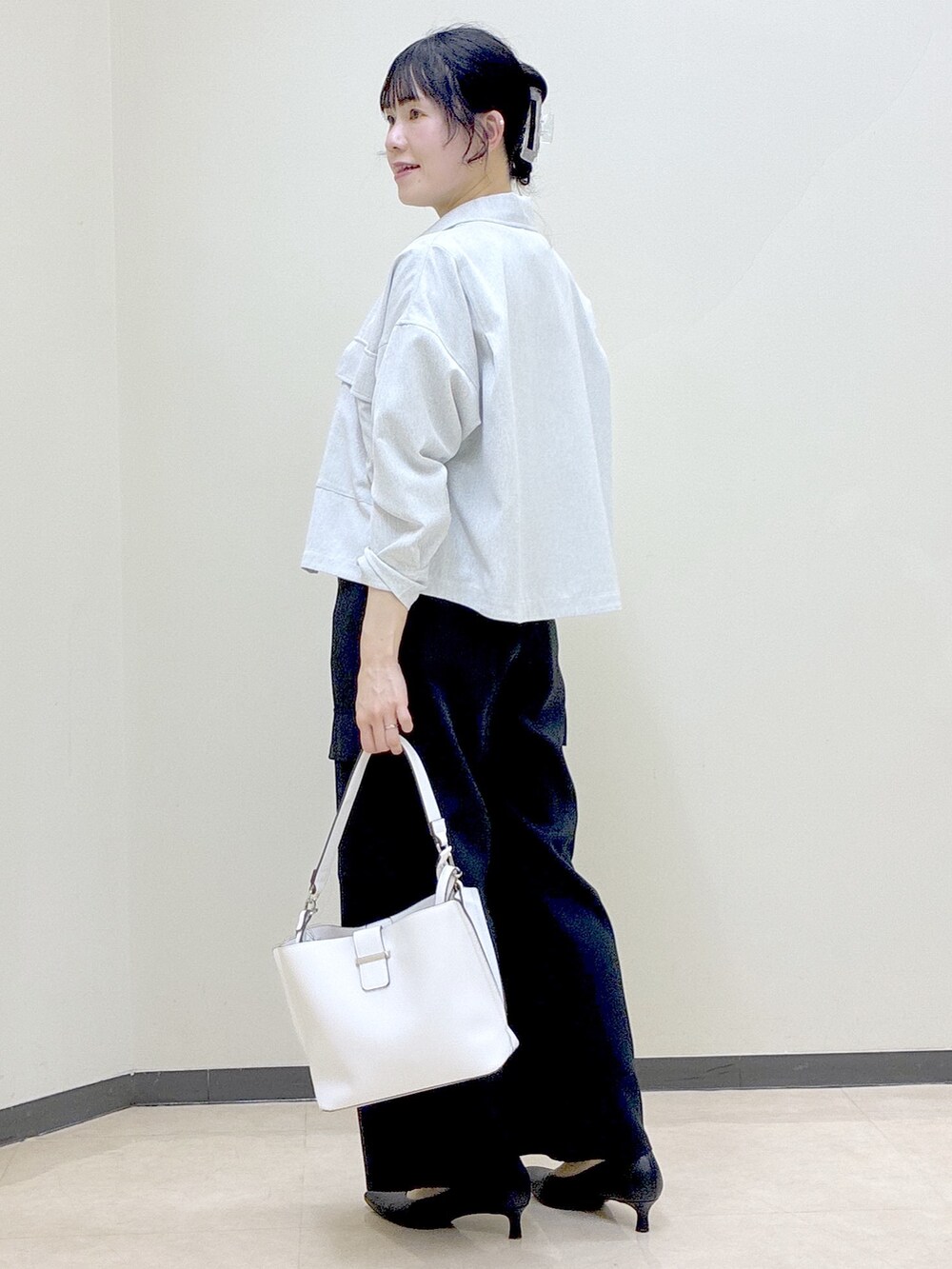 グリーン系のTシャツ/カットソー、グレー系のブルゾン、ブラック系のその他パンツを着用したレディースの春コーディネートの10枚目の写真