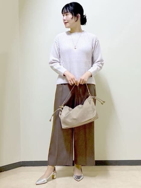 グレー系のニット/セーター、ブラウン系のその他パンツ、ベージュ系のショルダーバッグを着用したレディースの冬コーディネートの9枚目の写真