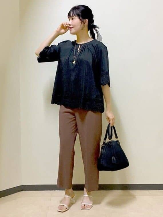 ブラック系のシャツ/ブラウス、ブラウン系のその他パンツ、ブラック系のショルダーバッグを着用したレディースの夏コーディネートの7枚目の写真