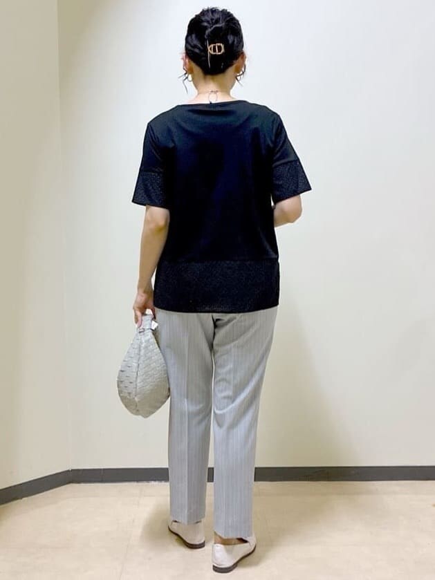 ブラック系のTシャツ/カットソー、グレー系のその他パンツ、イエロー系のその他パンツを着用したレディースの夏コーディネートの3枚目の写真
