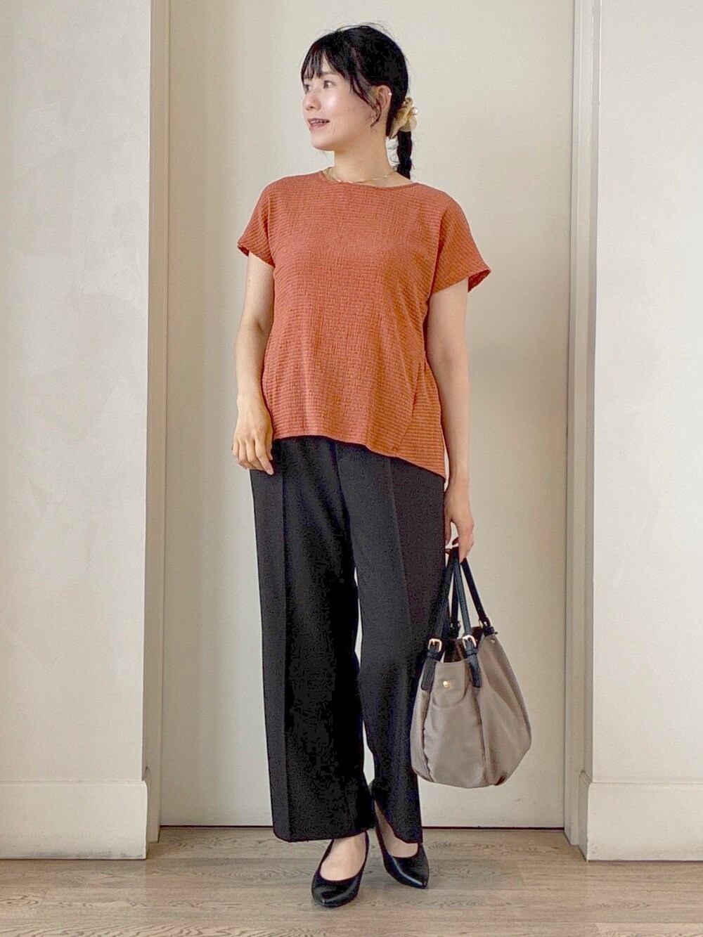 ホワイト系のシャツ/ブラウス、オレンジ系のTシャツ/カットソー、ブラウン系のその他パンツを着用したレディースの秋コーディネートの7枚目の写真