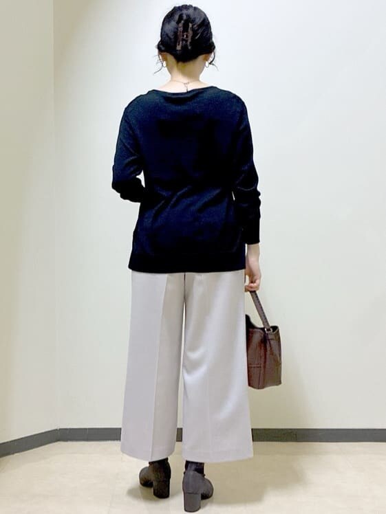 ブラック系のニット/セーター、ブラック系のカーディガン/ボレロ、ベージュ系のその他パンツを着用したレディースの秋コーディネートの3枚目の写真