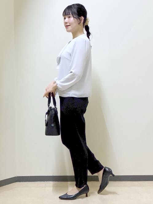 グレー系のシャツ/ブラウス、ブラック系のその他パンツ、ブラック系のノーカラージャケットを着用したレディースの春コーディネートの2枚目の写真