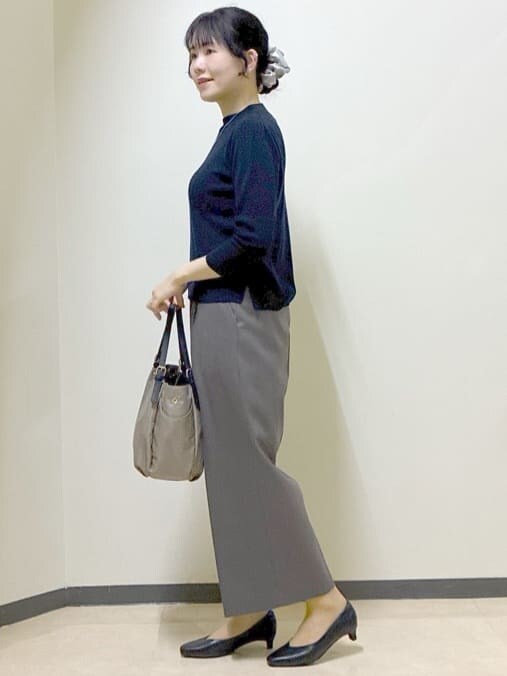 ブルー系のニット/セーター、ブルー系のカーディガン/ボレロ、ブラウン系のその他パンツを着用したレディースの冬コーディネートの2枚目の写真