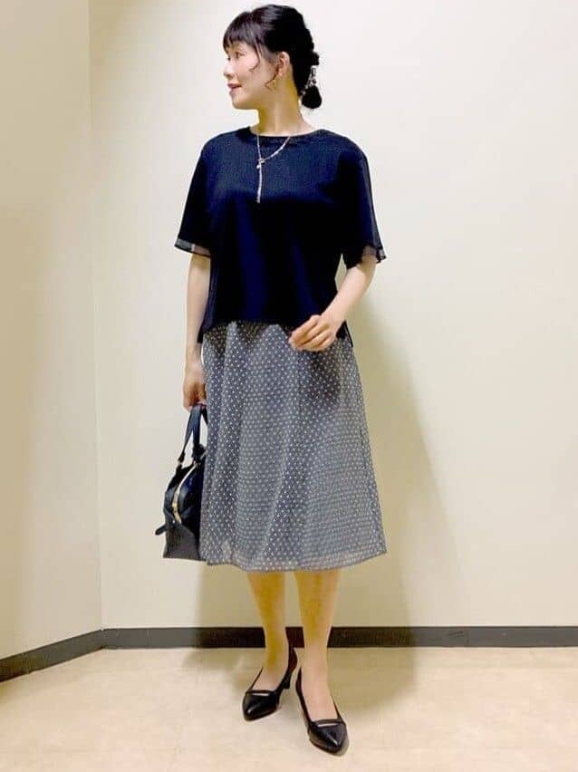 ブルー系のTシャツ/カットソー、ブルー系のスカート、ブルー系のトートバッグを着用したレディースの夏コーディネートの6枚目の写真