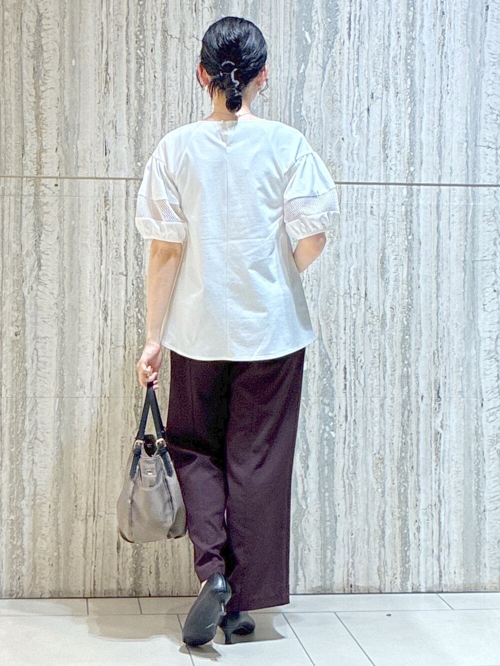 ホワイト系のTシャツ/カットソー、ブラウン系のその他パンツ、ブラウン系のトートバッグを着用したレディースの夏コーディネートの3枚目の写真