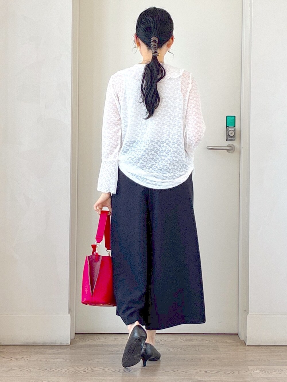 ホワイト系のシャツ/ブラウス、ブルー系のその他パンツ、ピンク系のブルゾンを着用したレディースの秋コーディネートの3枚目の写真