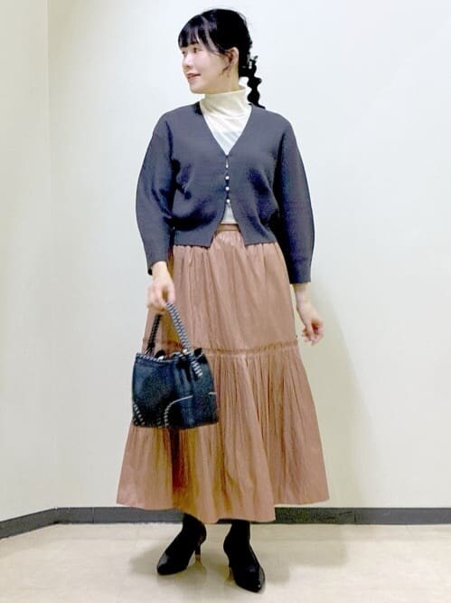 グレー系のカーディガン/ボレロ、ブラック系のタンクトップ、ホワイト系のTシャツ/カットソーを着用したレディースの冬コーディネートの8枚目の写真