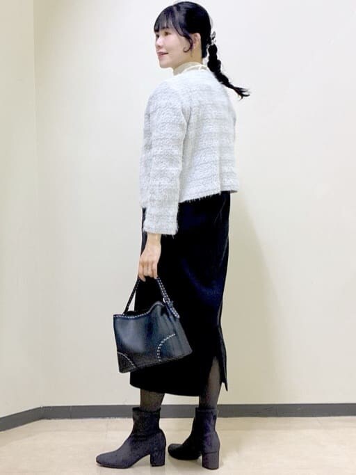グレー系のカーディガン/ボレロ、ブラック系のワンピース、ホワイト系のTシャツ/カットソーを着用したレディースの冬コーディネートの4枚目の写真