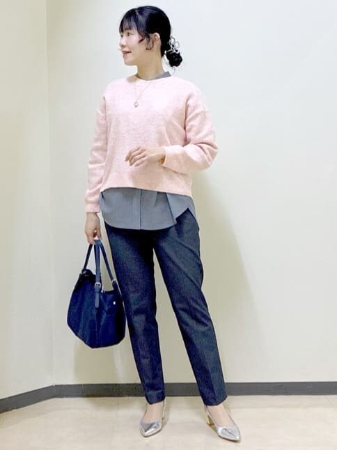 ピンク系のニット/セーター、ブルー系のシャツ/ブラウス、ブルー系のその他パンツを着用したレディースの冬コーディネートの7枚目の写真