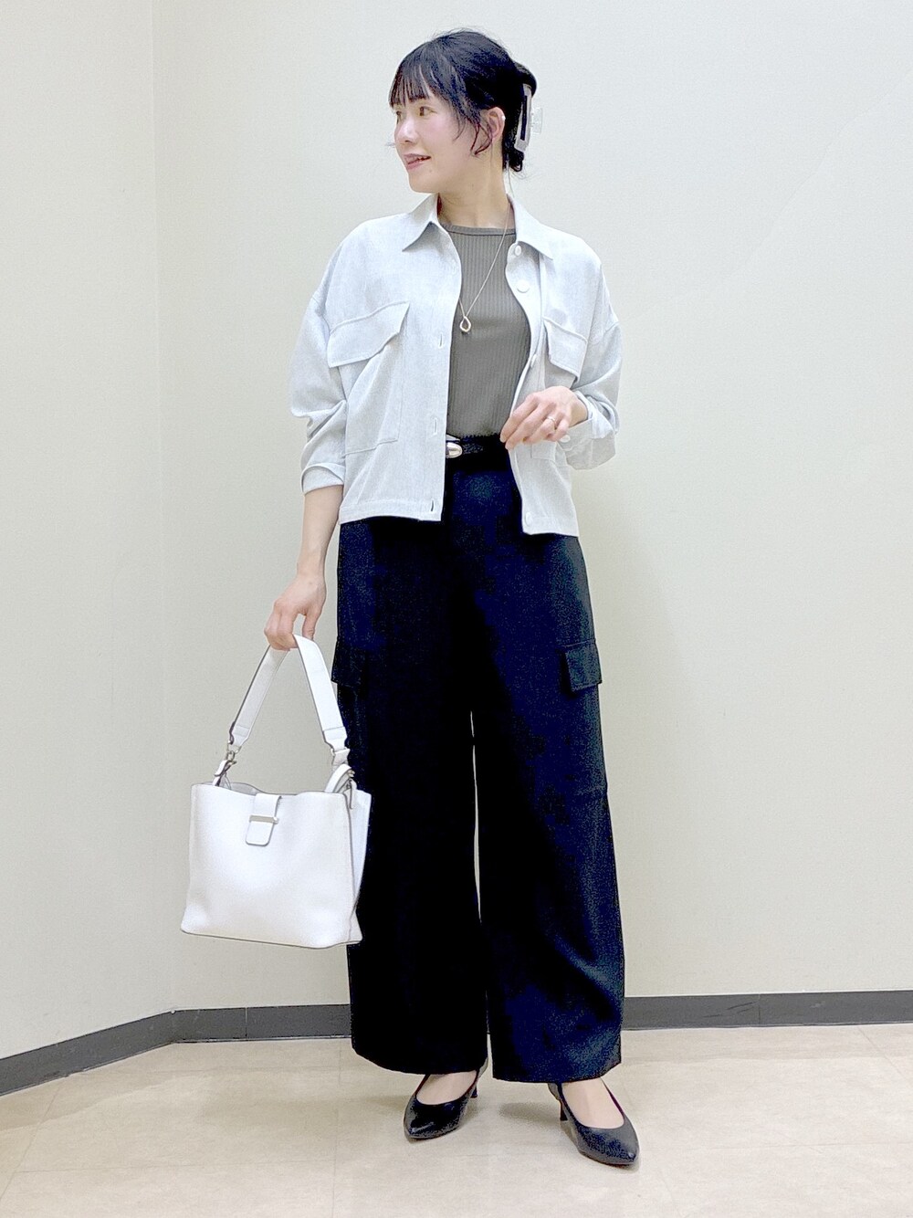 グリーン系のTシャツ/カットソー、グレー系のブルゾン、ブラック系のその他パンツを着用したレディースの春コーディネートの8枚目の写真