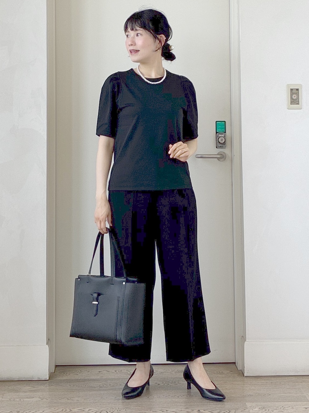 ブラック系のTシャツ/カットソー、ブラック系のその他パンツ、ブラック系のテーラードジャケットを着用したレディースの夏コーディネートの4枚目の写真