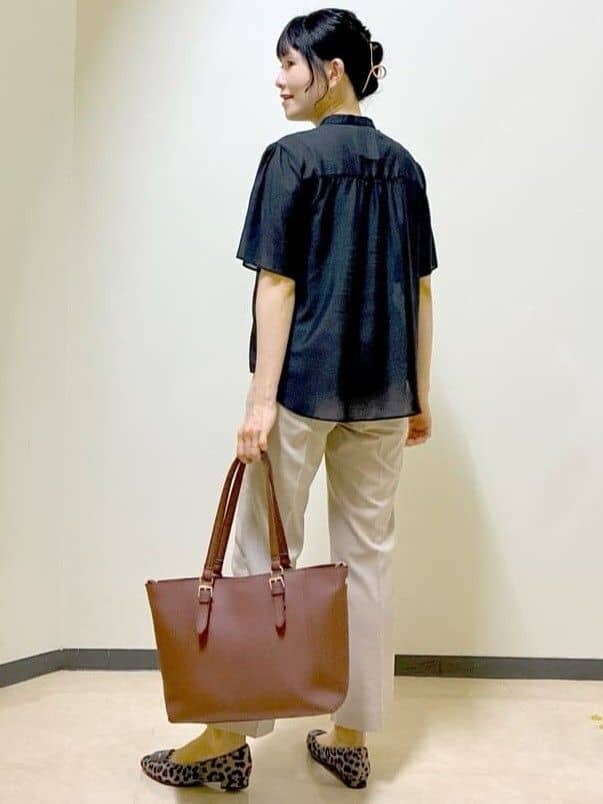 ブラック系のシャツ/ブラウス、ベージュ系のその他パンツ、ブラウン系のトートバッグを着用したレディースの夏コーディネートの10枚目の写真