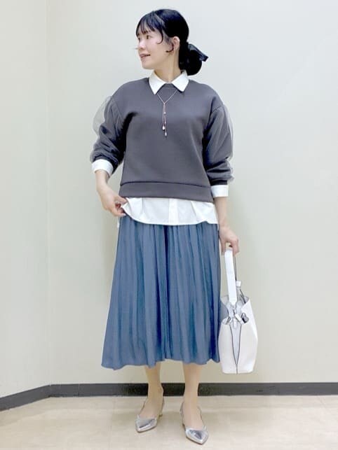 グレー系のTシャツ/カットソー、ホワイト系のシャツ/ブラウス、ブラック系のその他パンツを着用したレディースの春コーディネートの9枚目の写真