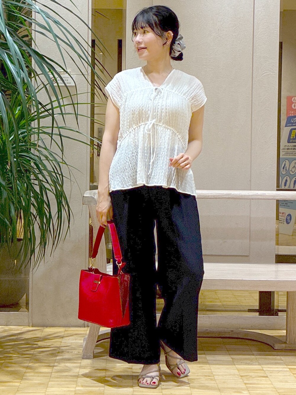 ホワイト系のシャツ/ブラウス、ブルー系のその他パンツ、ベージュ系のタンクトップを着用したレディースの夏コーディネートの8枚目の写真