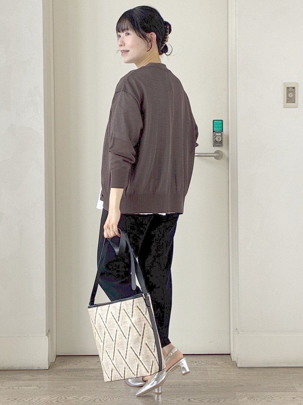 ブラック系のその他パンツ、ブラウン系のカーディガン/ボレロ、ベージュ系のショルダーバッグを着用したレディースの夏コーディネートの10枚目の写真