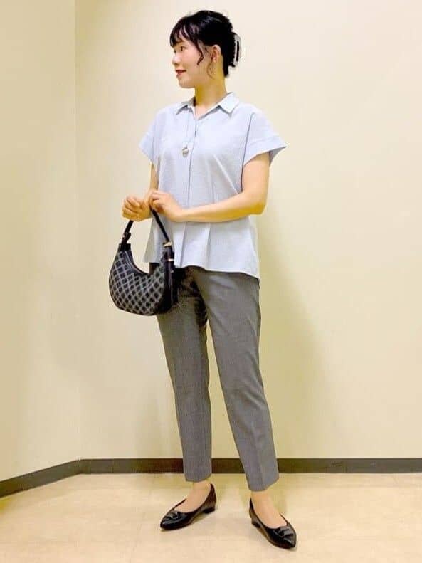 ブルー系のシャツ/ブラウス、ブラック系のその他パンツ、ブルー系のショルダーバッグを着用したレディースの秋コーディネートの6枚目の写真