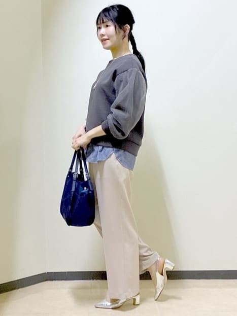 ベージュ系のその他パンツ、ブルー系のTシャツ/カットソー、ブルー系のその他パンツを着用したレディースの春コーディネートの2枚目の写真
