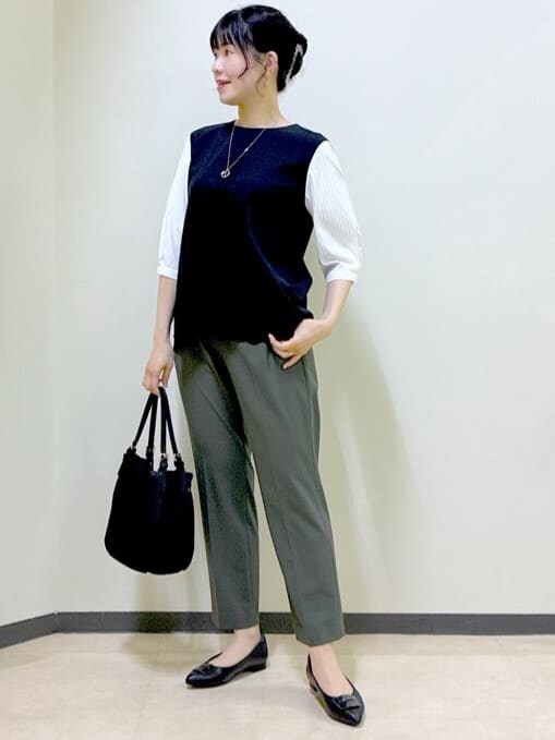 ブラック系のTシャツ/カットソー、グレー系のその他パンツ、グリーン系のその他パンツを着用したレディースの秋コーディネートの9枚目の写真