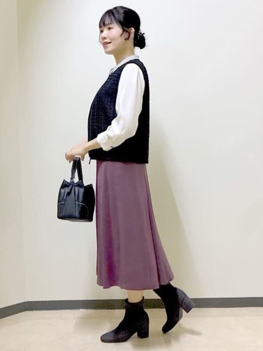 ホワイト系のシャツ/ブラウス、レッド系のスカート、ブラック系のベストを着用したレディースの冬コーディネートの2枚目の写真