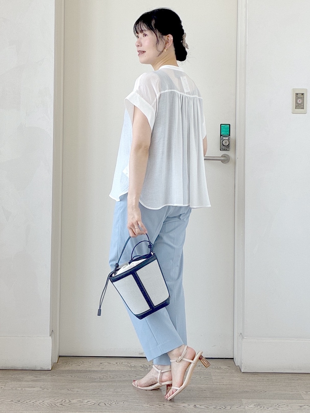 ホワイト系のシャツ/ブラウス、ブラック系のタンクトップ、ブルー系のその他パンツを着用したレディースの夏コーディネートの4枚目の写真